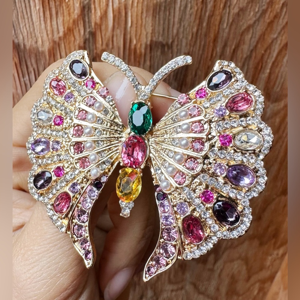 New Rhinestone Butterfly Brooch - Picture 3 of 7